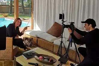 Massimiliano Zeuli sta filmando un cliente per un video corso online.